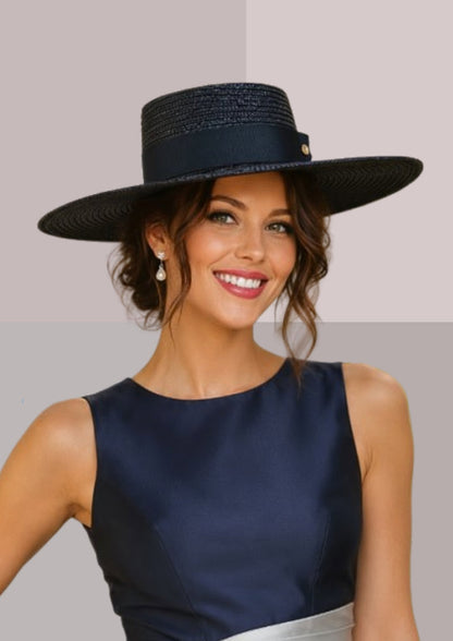Chapeau andalou femme bleu marine porté de face pour une cérémonie réussie | Cap-Chapeau