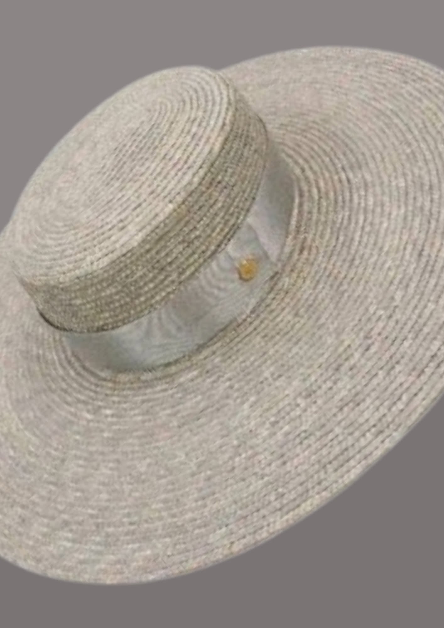 Détail du chapeau andalou femme gris perle, tressage, bord rigide et ruban satiné | Cap-Chapeau