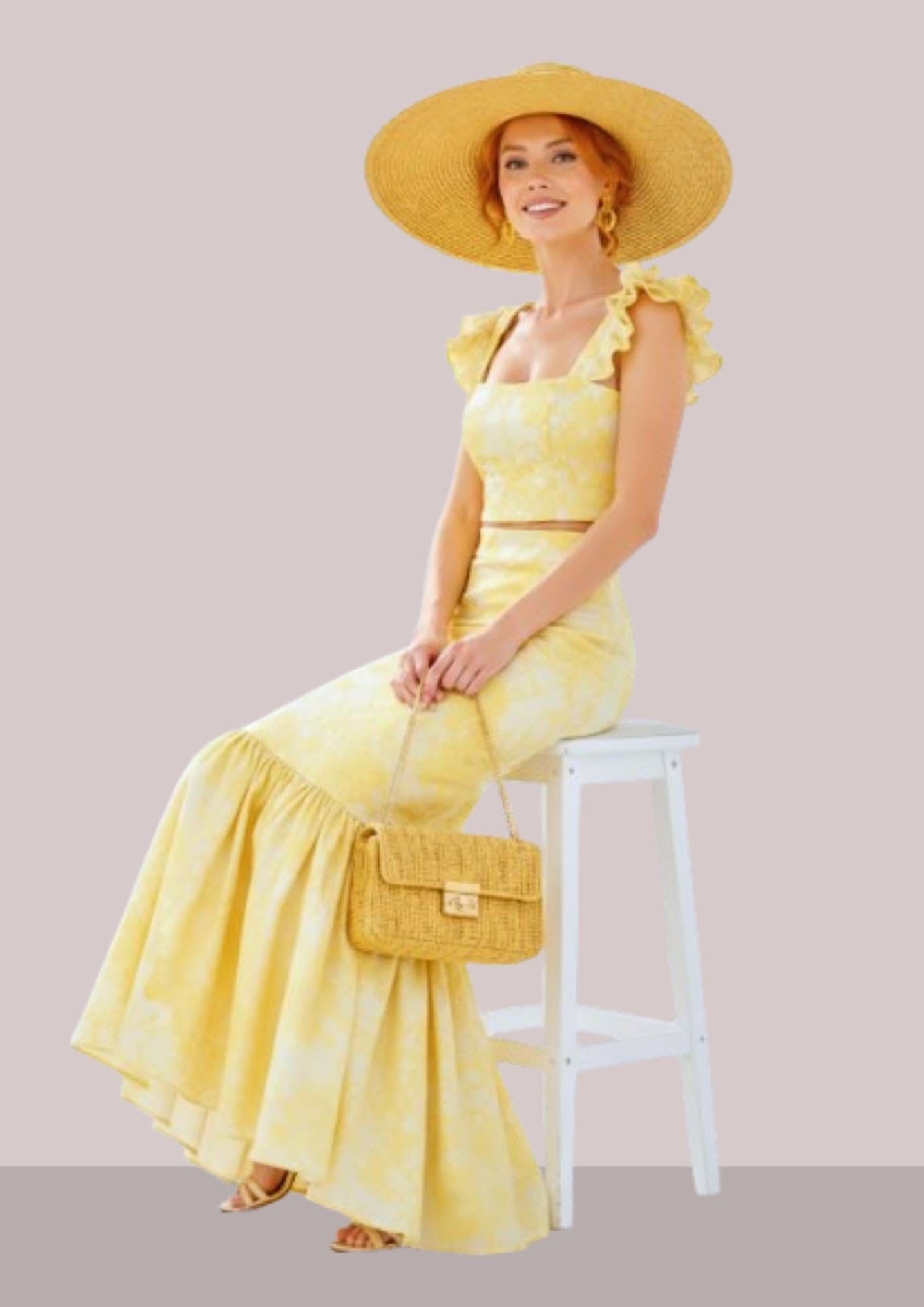 Chapeau andalou femme bouton d'or porté avec une robe élégante pour un mariage ou une réception | Cap-Chapeau