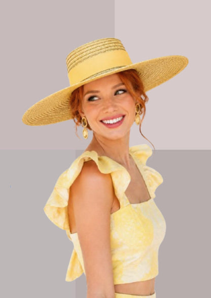 Vue trois-quarts du chapeau andalou femme bouton d'or, élégant canotier sévillan de cérémonie | Cap-Chapeau