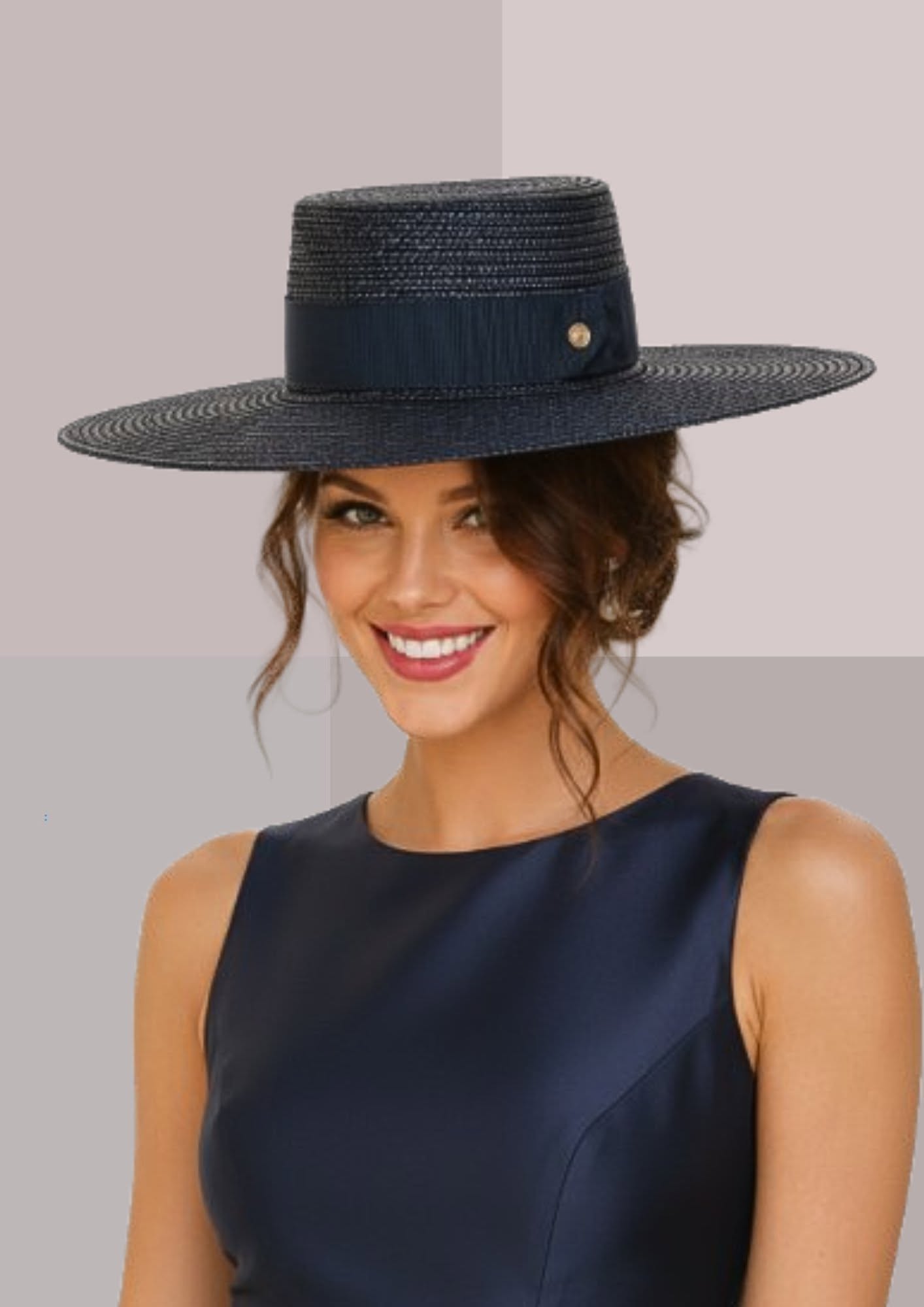 Chapeau andalou femme bleu marine présenté légèrement incliné pour apprécier son élégance | Cap-Chapeau