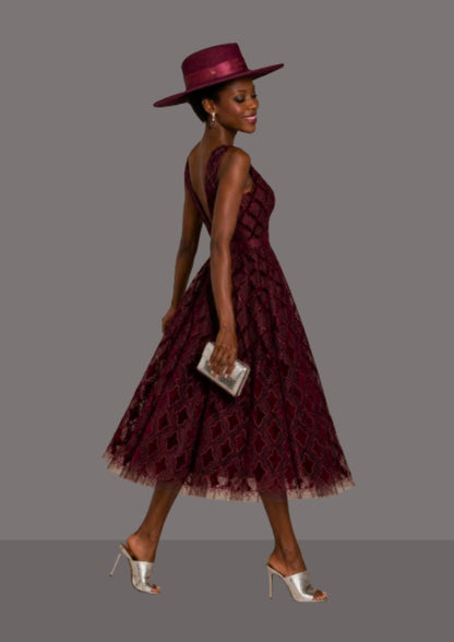 Chapeau andalou femme prune porté avec une robe de cérémonie, chapeaux mariage | Cap-Chapeau