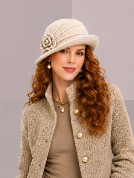 Chapeau cloche femme ventre de biche porté de trois-quarts, modèle rétro inspiré du chapeau année 20 femme | Cap-Chapeau