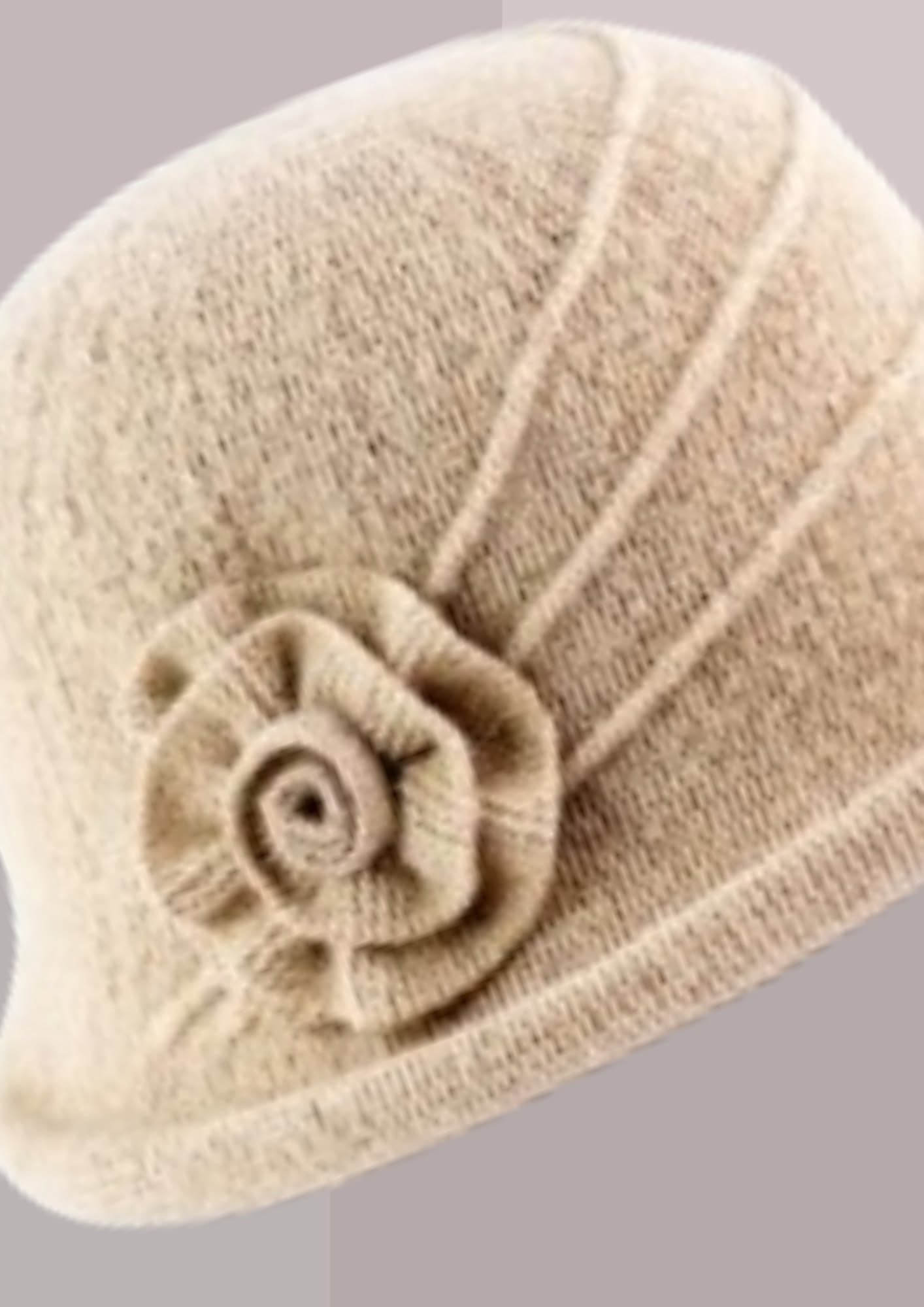 Chapeau cloche femme beige en gros plan, maille texturée et fleur ton sur ton | Cap-Chapeau
