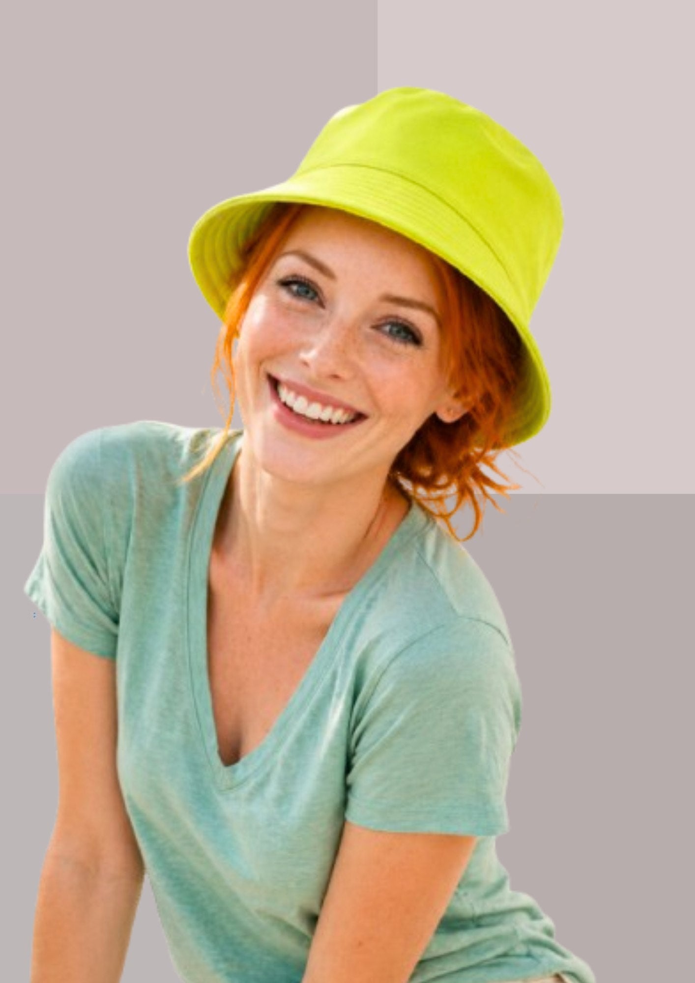 Rousse enjouée , cheveux relevé sous un bob d'un jaune-vert lumineux | Cap-Chapeau