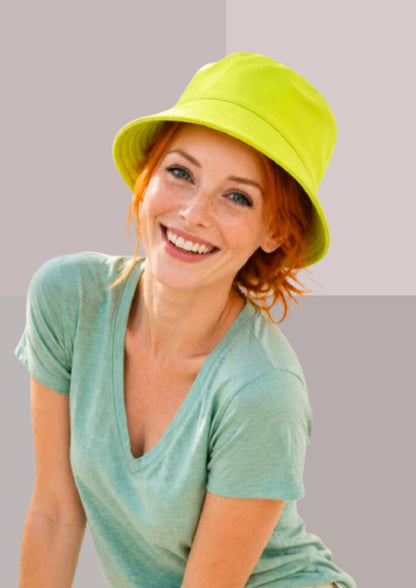 Rousse enjouée , cheveux relevé sous un bob d'un jaune-vert lumineux | Cap-Chapeau