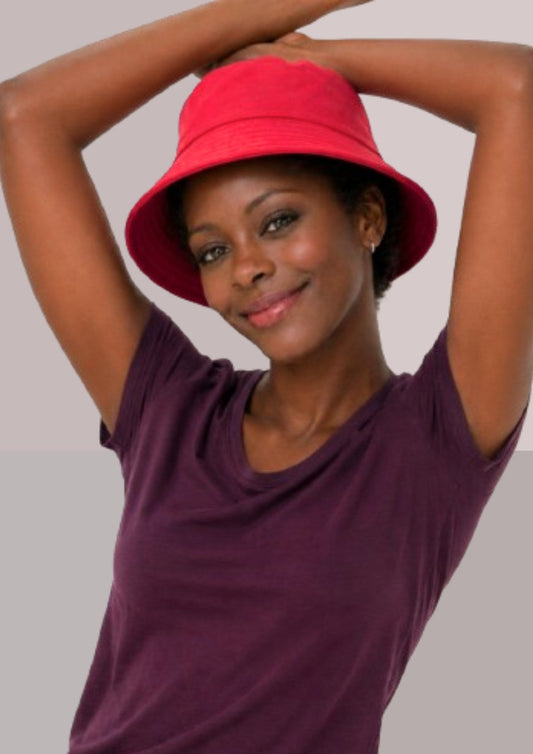 Femme noire, détendue et souriante avec chapeau bob rouge | Cap-Chapeau