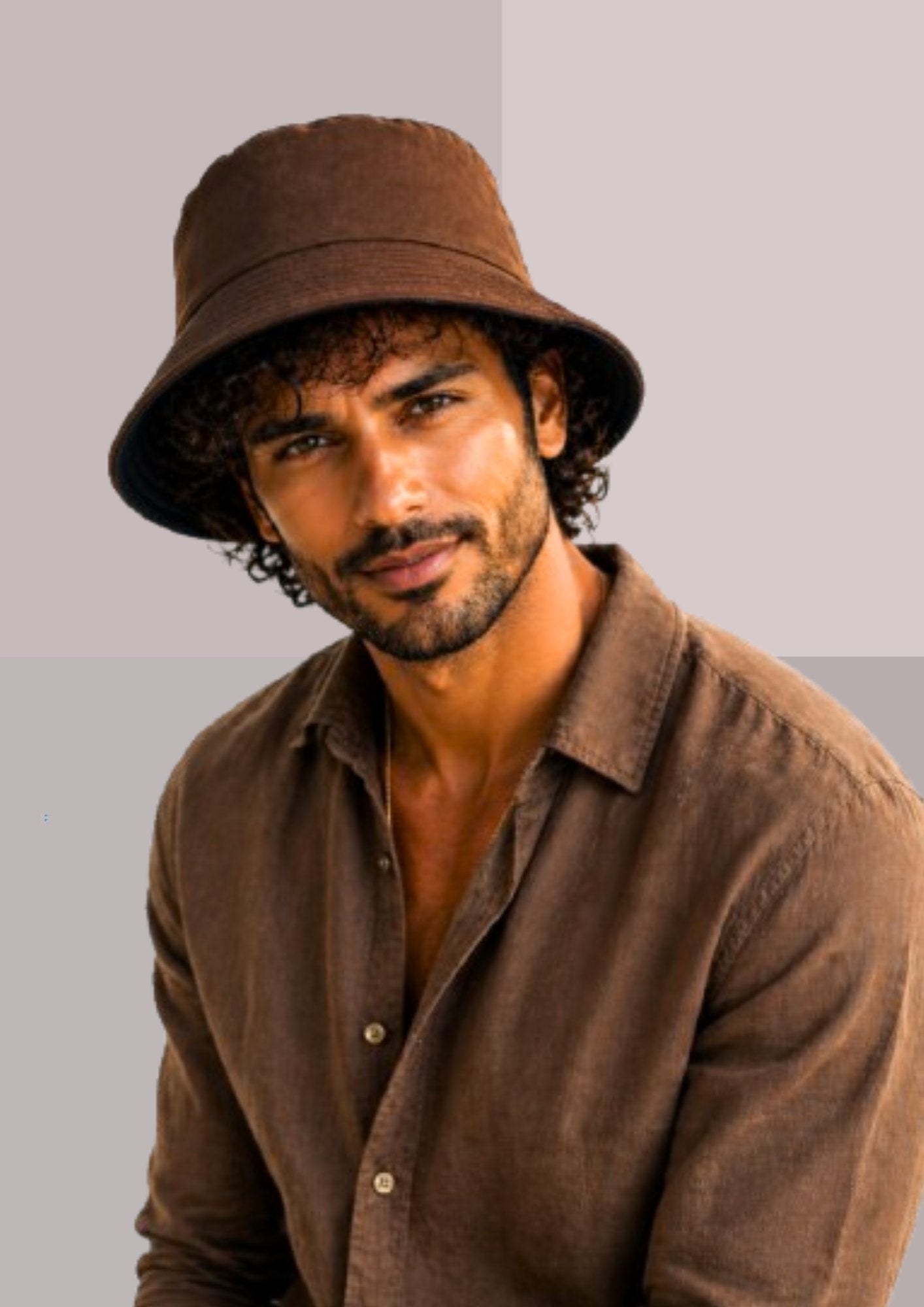 Bel homme type indien portant un chapeau bob marron et noir reverrsible et une chemise en lin asssortie | Cap-Chapeau