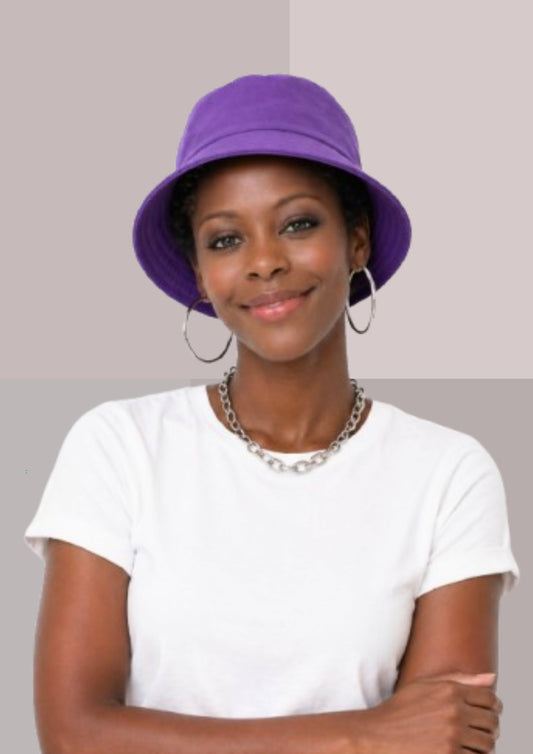 belle femme noire avec creole argent, tshirt blanc et chapeau bob violet mauve | Cap-hapeau
