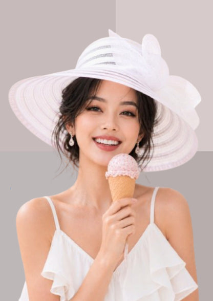 jeune femme asiatique mangeant un cornet de creme glacée vanille et portant robe à volants et capeline blanche | Cap-Chapeau