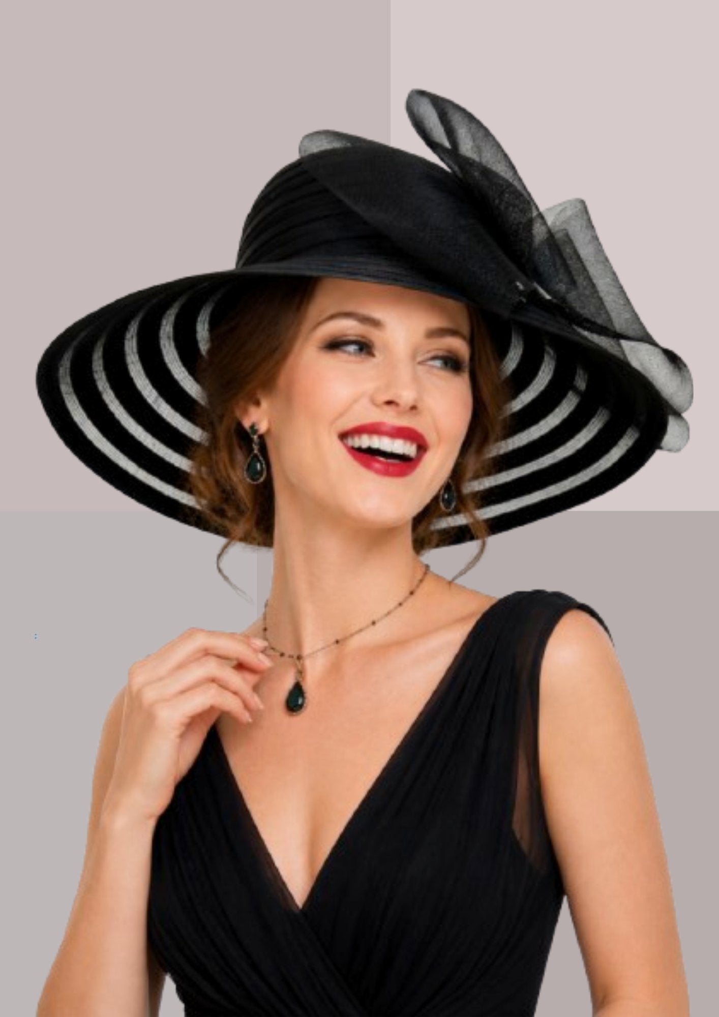 Femme en robe de soirée noire avec capeline en organza noir | Cap-Chapeau