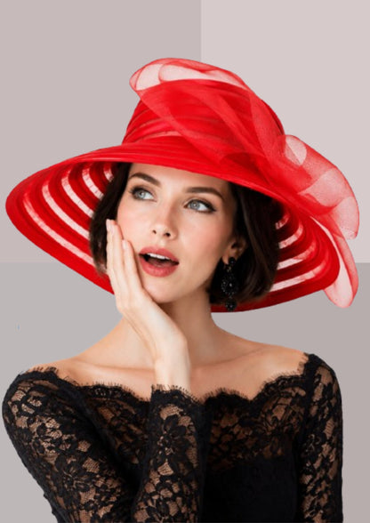 belle femme élégante, brune, portant robe de soirée en dentelle noire et capeline rouge vermeil | Cap-Chapeau