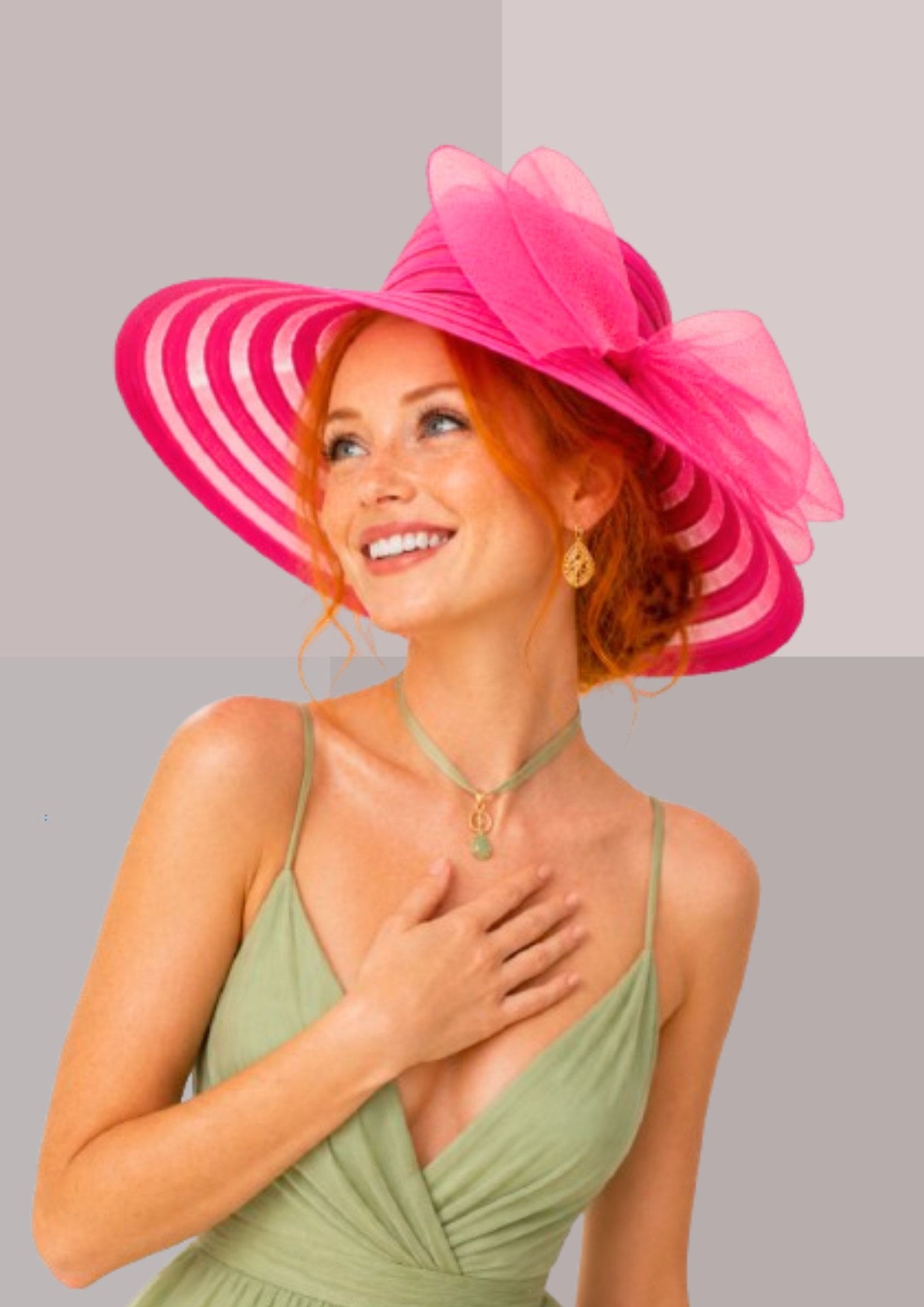 Jeune femme rousse Teint PRINTEMPS portant robe légère vert tilleul et capeline fuchsia | Cap-Chapeau