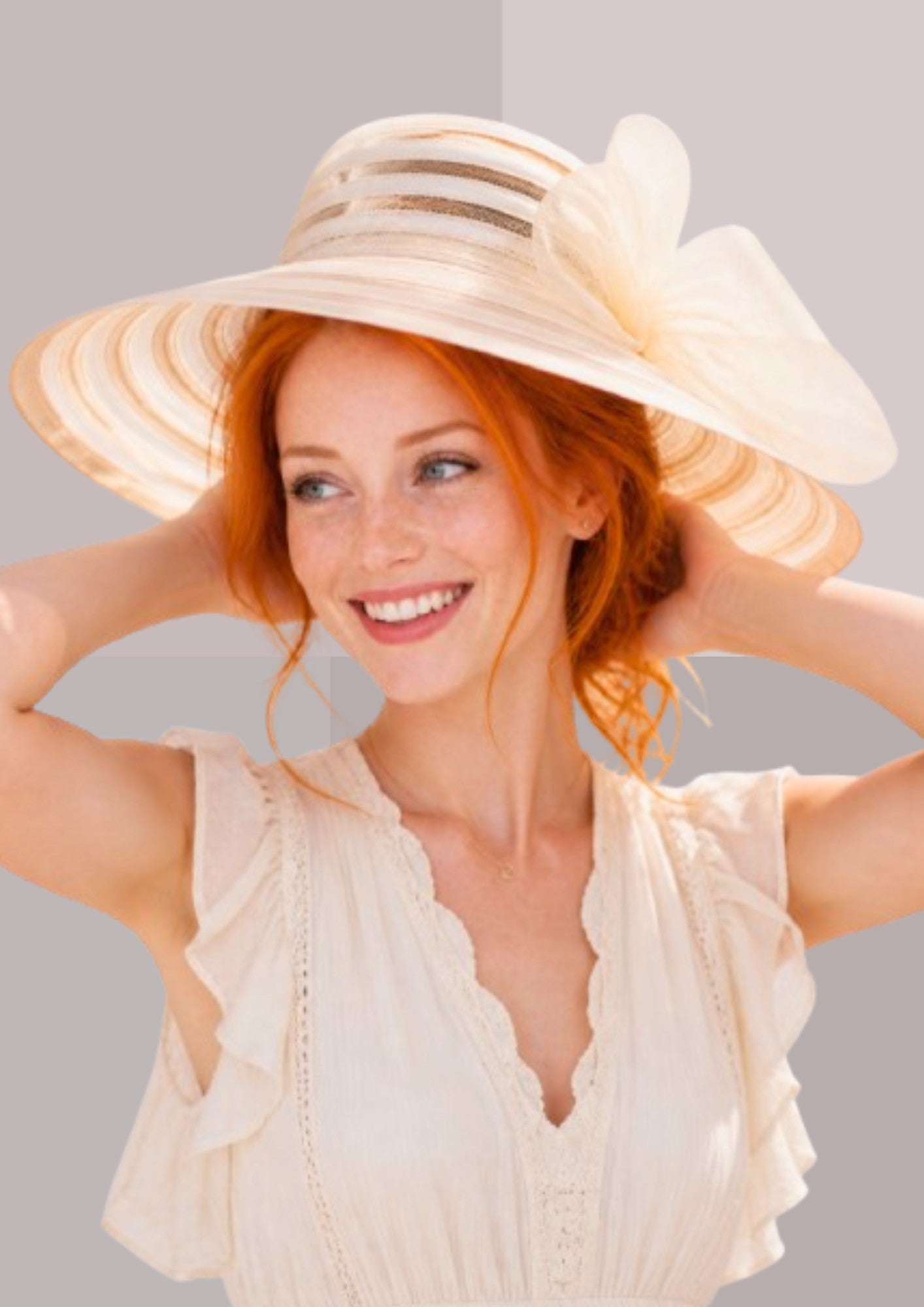belleJeune femme rousse et taches de rousseurs portant robe à froufrous et capeline ivoire assortie | Cap-Capeau