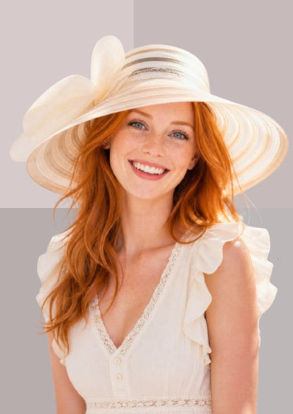 Jeune femme rousse et taches de rousseurs portant robe à froufrous et capeline ivoire | Cap-Capeau