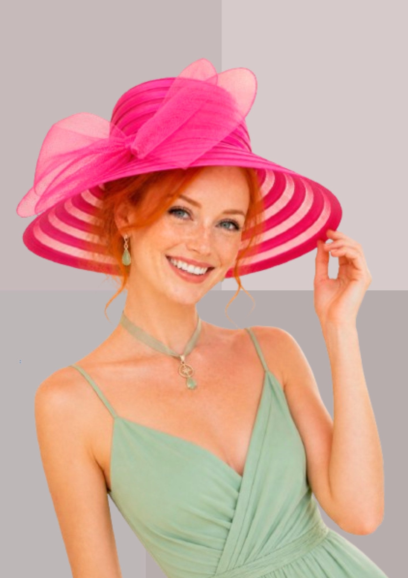 Jeune femme rousse Teint PRINTEMPS portant robe légère vert tilleul et chapeau fuchsia de ceremonie | Cap-Chapeau