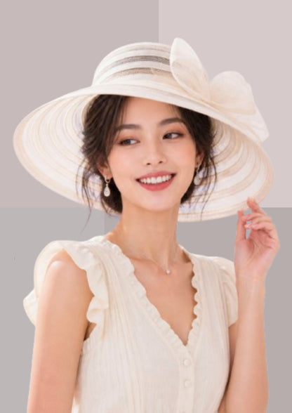 jeune femme asiatique portant robe à volants et capeline blanche | Cap-Chapeau