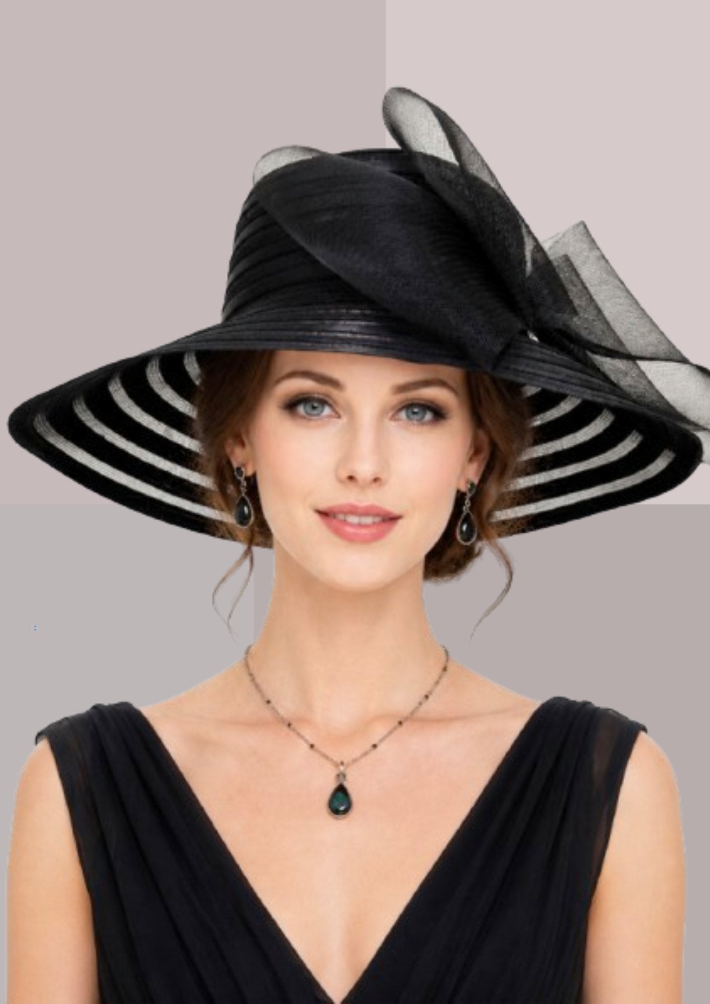 Femme en robe de soirée noire avec capeline en organza noir et bijoux noirs | Cap-Chapeau