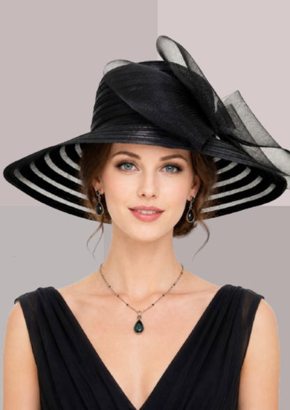 Femme en robe de soirée noire avec capeline en organza noir et bijoux noirs | Cap-Chapeau