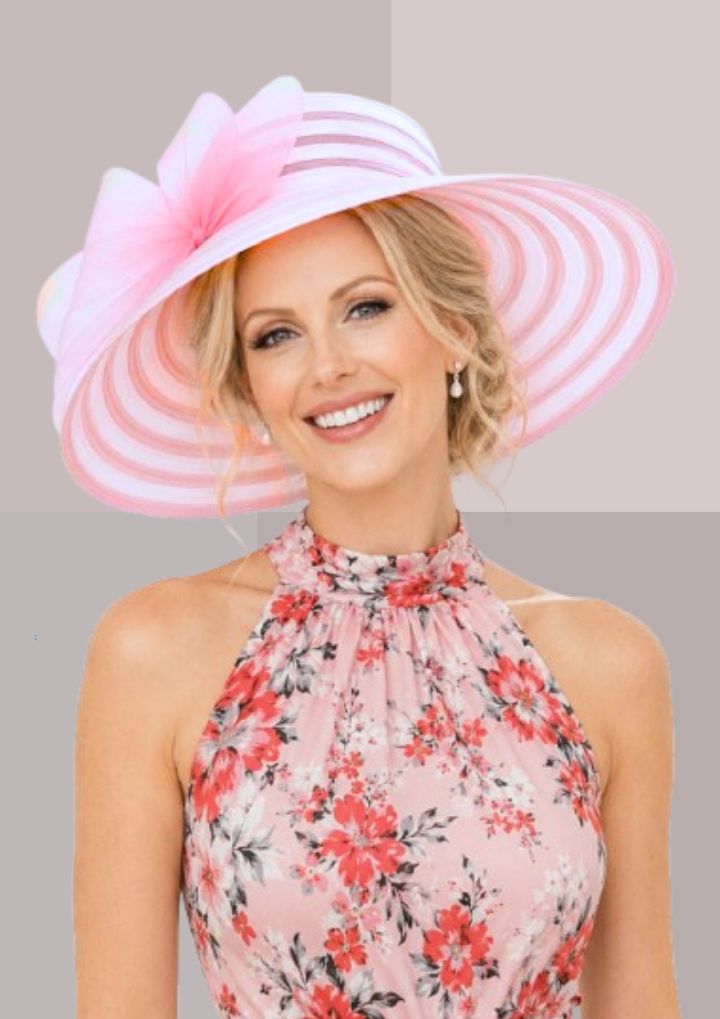 Femme blonde avec robe fleurie rose et chapeau capeline rose dragée | Cap-Chapeau