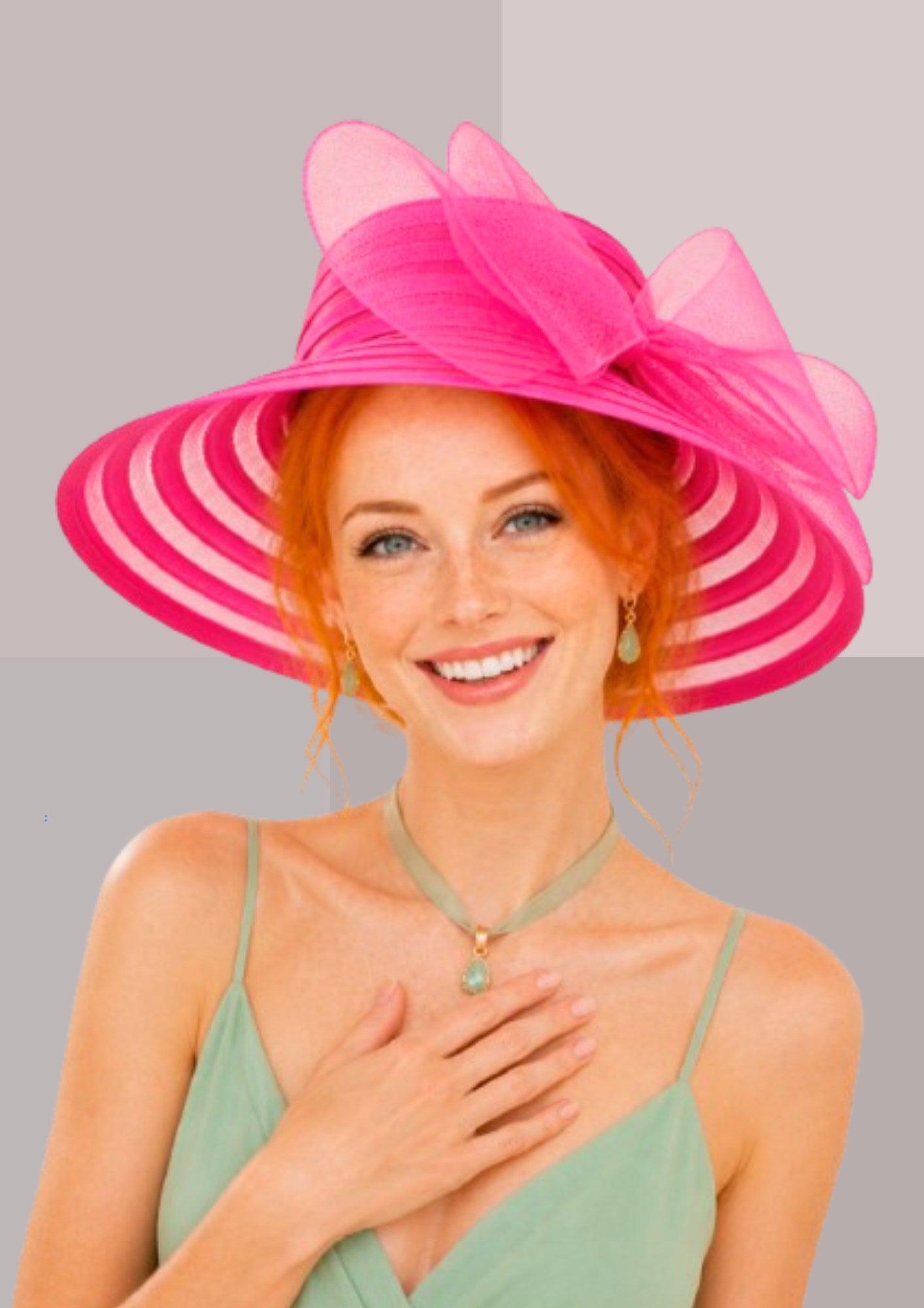 Jeune femme rousse Teint PRINTEMPS portant robe légère vert tilleul et chapeau fuchsia | Cap-Chapeau