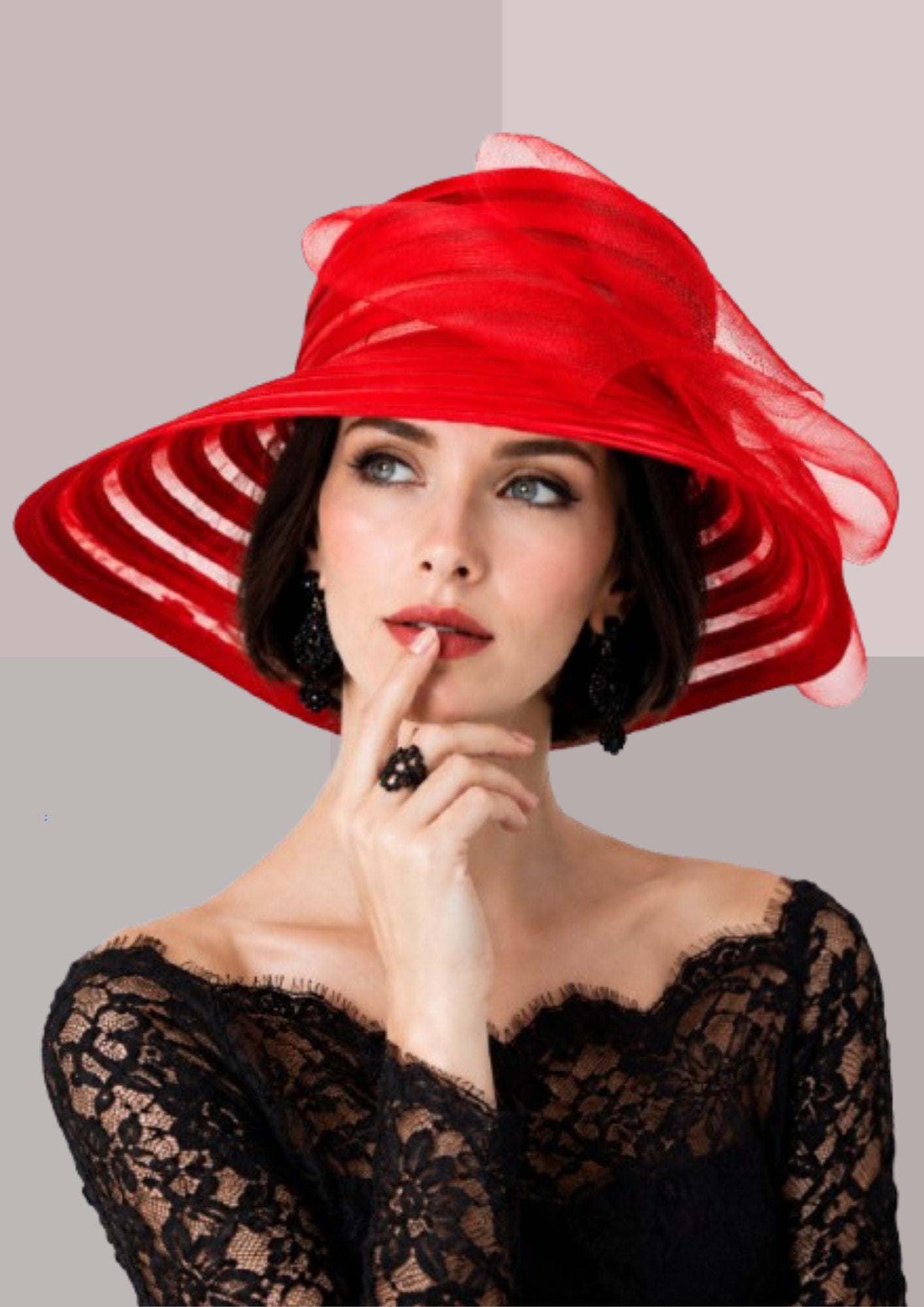 femme élégante, brune, portant robe de soirée en dentelle noire et capeline rouge vermeil | Cap-Chapeau