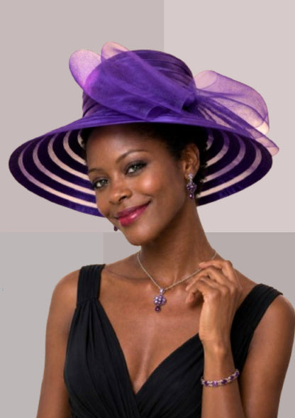 femme noire élégante, portant une robe chic en drapé anthracite et portant une capeline couleur améthyste.  | Cap-Chapeau