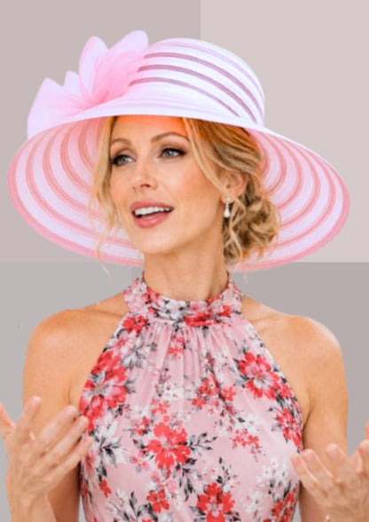 Chapeau mode italienne cérémonie rose sur femme blonde en grande discussion | Cap-Chapeau