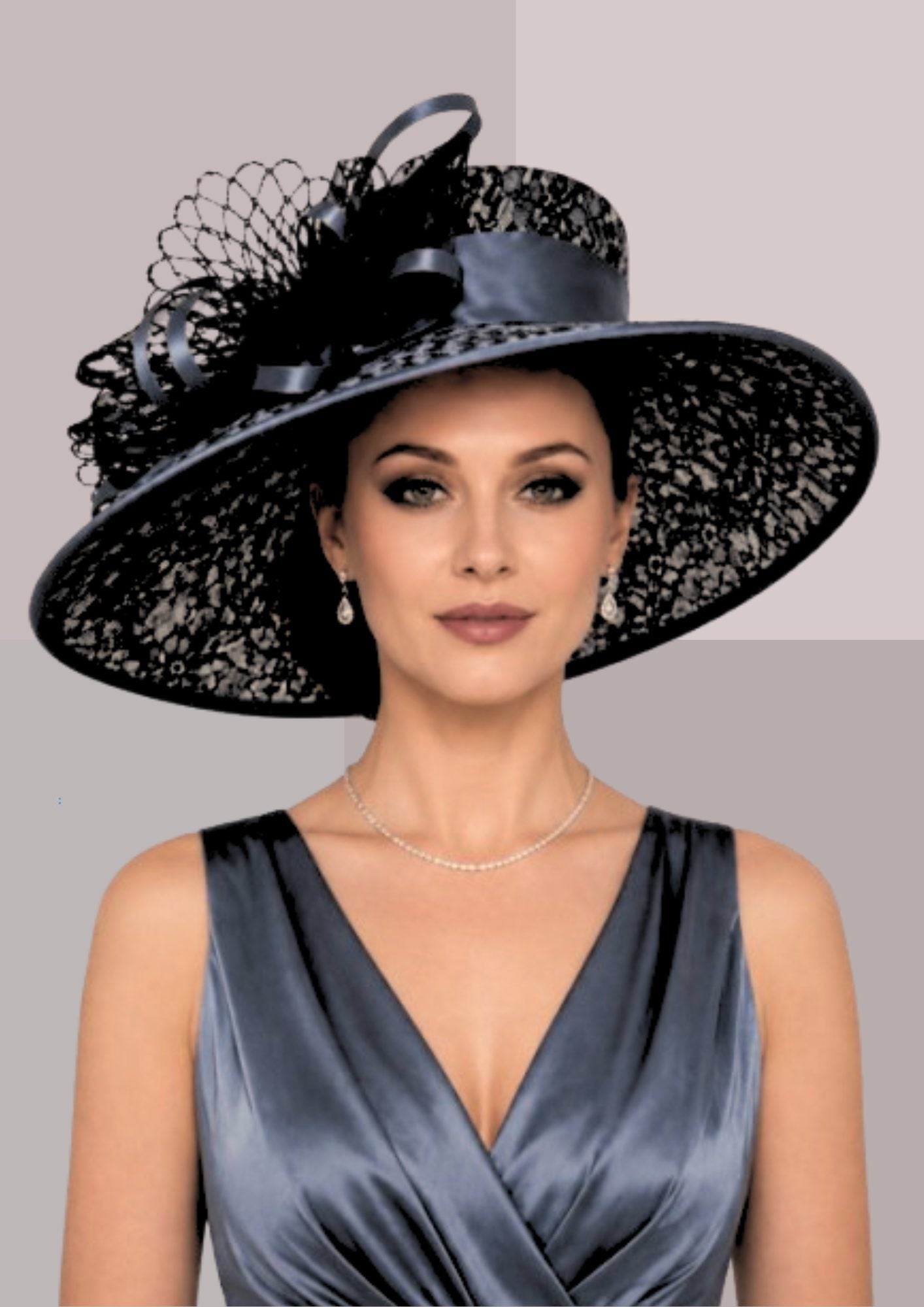 Femme très élégante en robe du soir en satin argent sombre et coiffé d'une capeline de réception ajourée même couleur | Cap-Chapeau