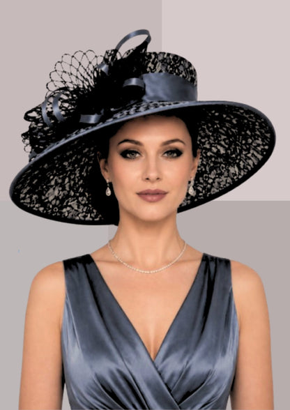 Femme très élégante en robe du soir en satin argent sombre et coiffé d'une capeline de réception ajourée même couleur | Cap-Chapeau