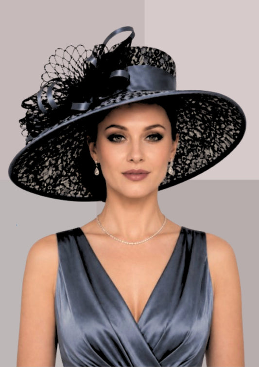 Femme très élégante en robe du soir en satin argent sombre et coiffé d'une capeline de réception ajourée même couleur | Cap-Chapeau