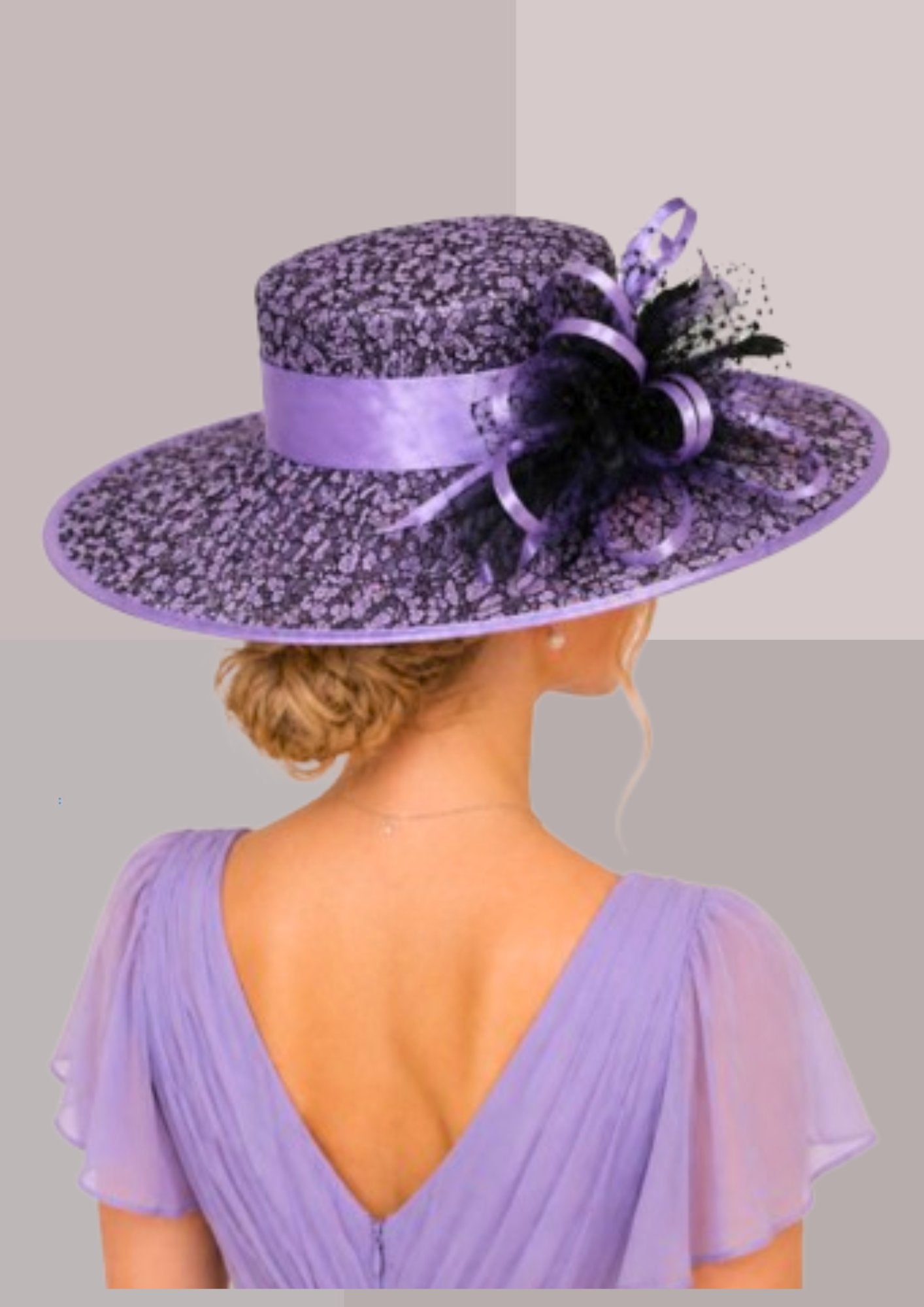 femme élégante blonde, colorimétrie  teint été, portant capeline de réception pour mariage couleur parme | Cap-Chapeau