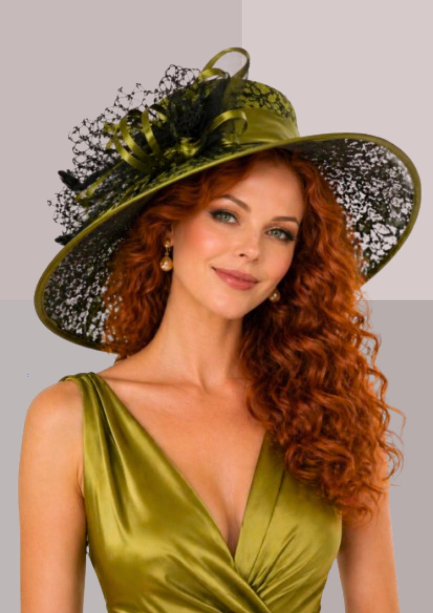 femme rousse, teint automne, portant robe couleur olive et chapeau capeline couleur mousse en organza | Cap-Chapeau
