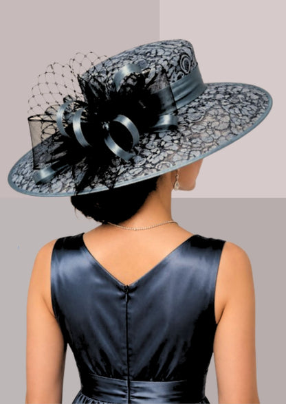 Femme très élégante, de dos, en robe du soir en satin gris sombre et coiffée d'une capeline de réception ajourée même couleur, avec nœud | Cap-Chapeau