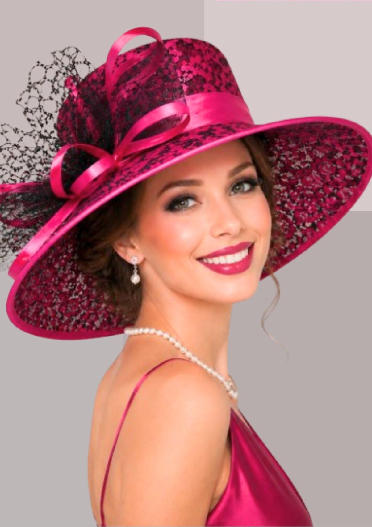 Femme elegante, en robe de soirée en satin et collier fantaisie, portant capeline en organza assortie fuchsia | Cap-Chapeau