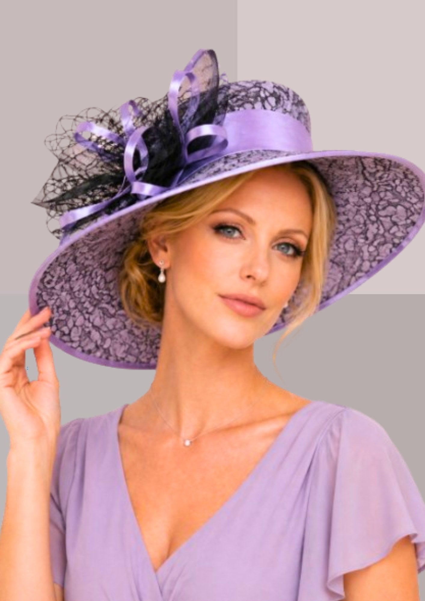 femme élégante blonde, colorimétrie du teint été, portant chapeau de réception pour mariage couleur parme | Cap-Chapeau