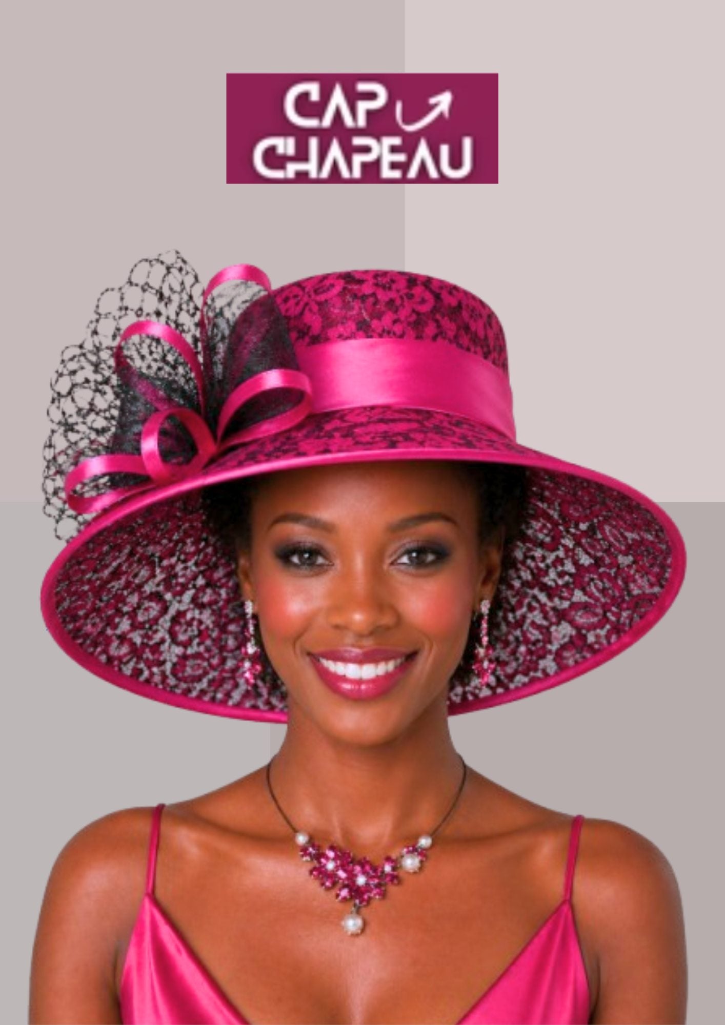 Femme elegante très brune en robe de soirée en satin et collier fantaisie, portant capeline en organza assortie fuchsia | Cap-Chapeau