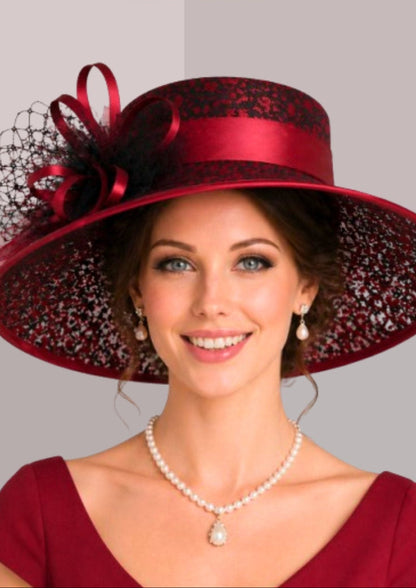 femme élégante brune, portant tenue de réception et chapeau capeline en dentelle rouge avec gros noeud en satin | Cap-Chapeau