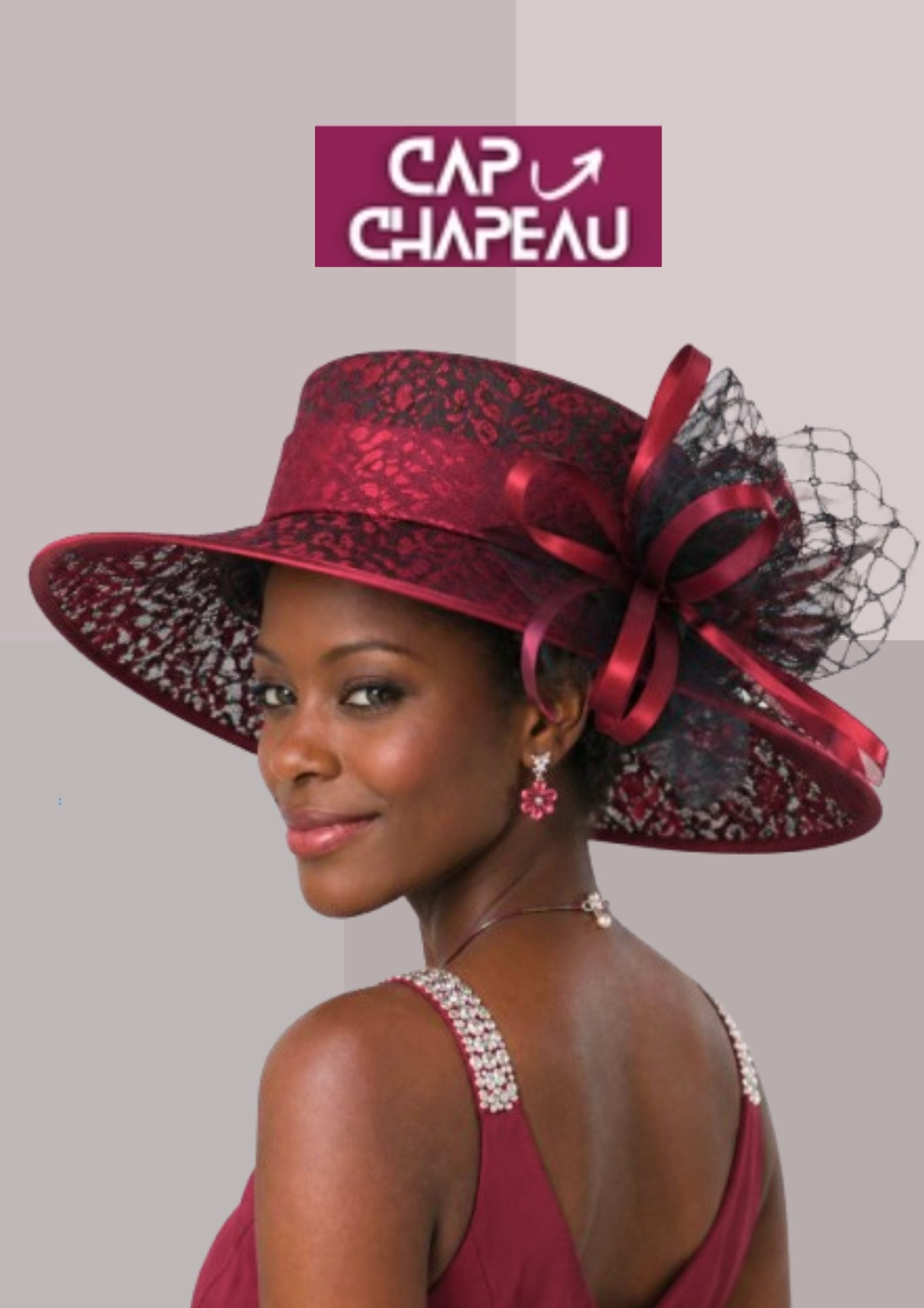 femme élégante brune origine africaine, portant tenue de réception et chapeau capeline en dentelle rouge avec gros noeud en satin | Cap-Chapeau