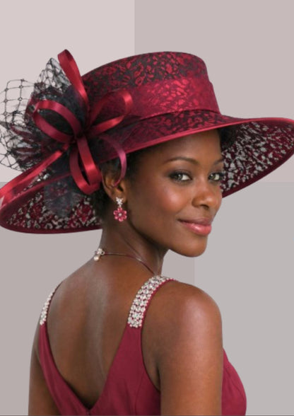 femme élégante brune de peau, portant tenue de réception et chapeau capeline en dentelle rouge avec gros noeud en satin | Cap-Chapeau