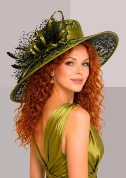 Jolie femme rousse, teint automne, portant robe couleur olive et chapeau capeline couleur mousse en organza | Cap-Chapeau
