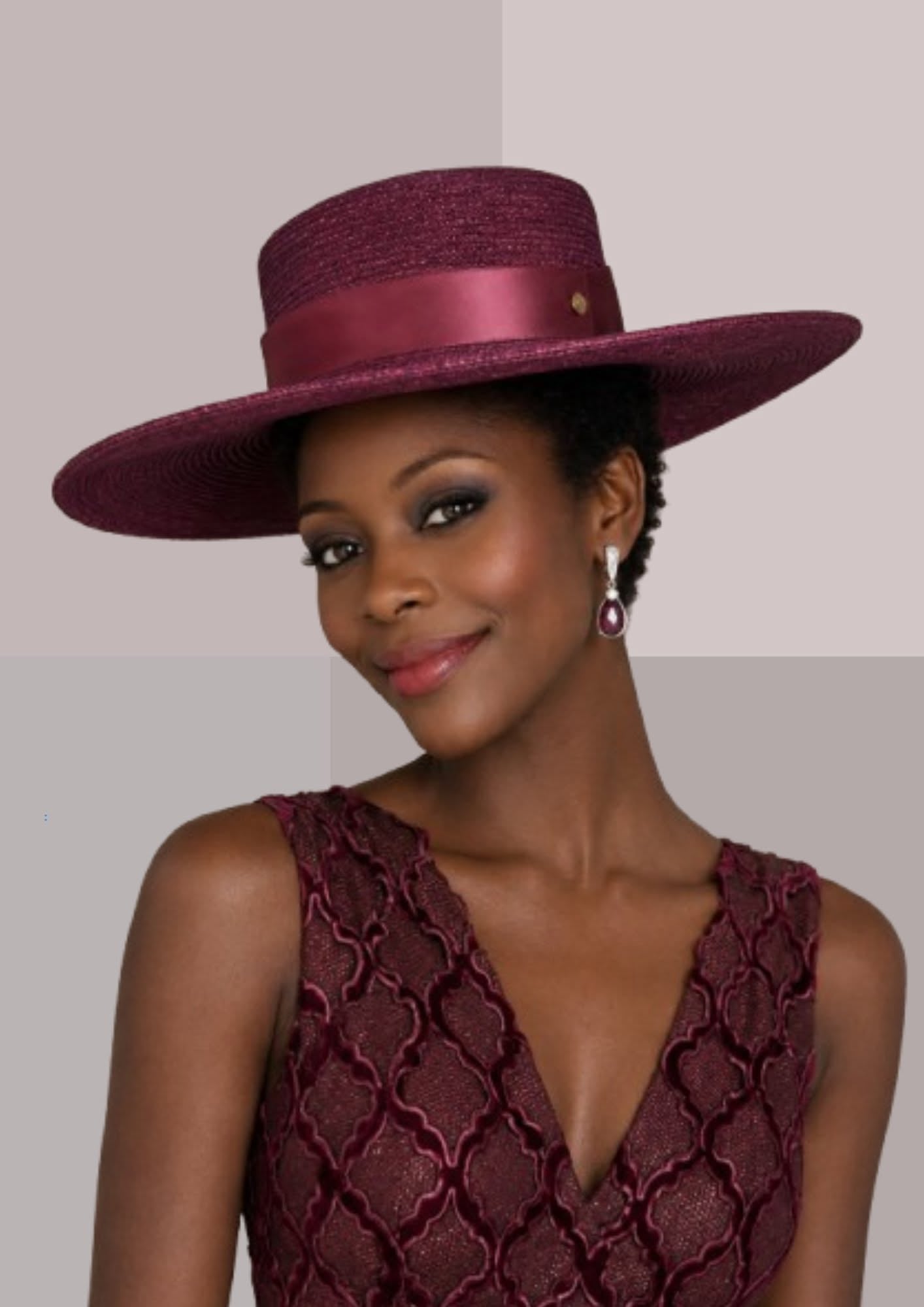 Chapeau andalou femme prune porté de trois-quarts, chapeau de femme aux larges bords rigides | Cap-Chapeau