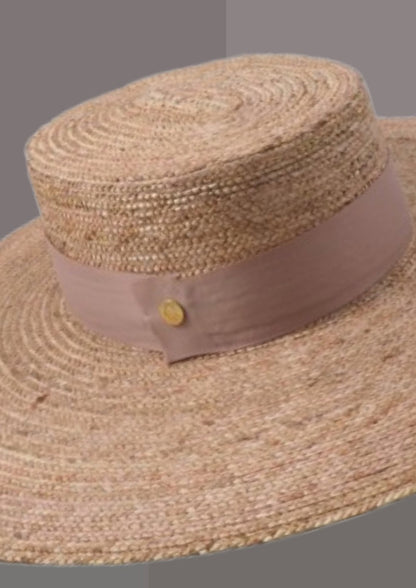 Gros plan sur le tressage en paille et le gros-grain du chapeau andalou femme rose thé | Cap-Chapeau