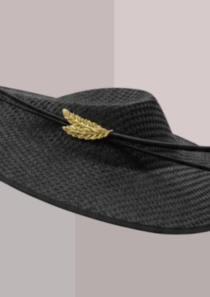 Élégant chapeau noir pour mère de la mariée  fait main, grand plateautressé, plume décorative et finition soignée  | Cap-Chapeau