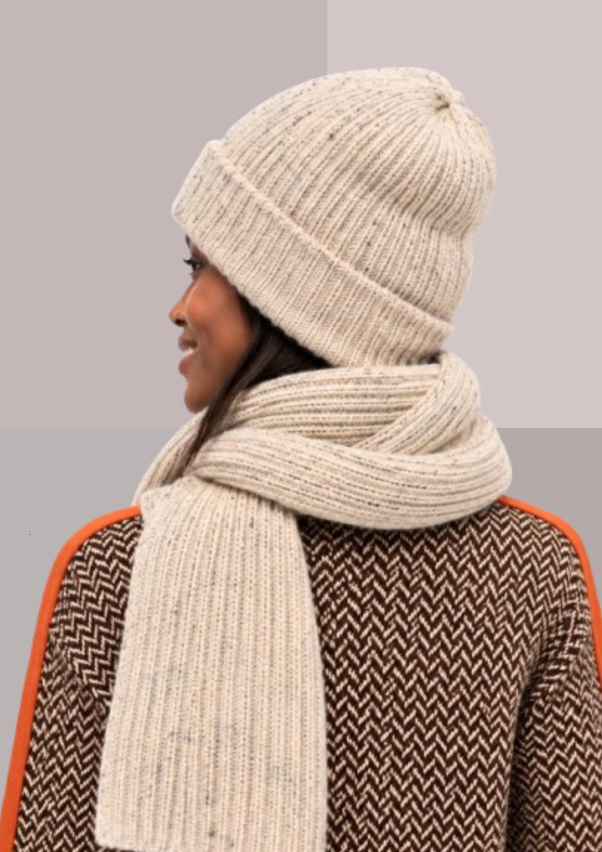 Écharpe et bonnet ivoire, vue arrière, détail de la forme souple du bonnet et de la maille côtelée de l’ensemble | Cap-Chapeau