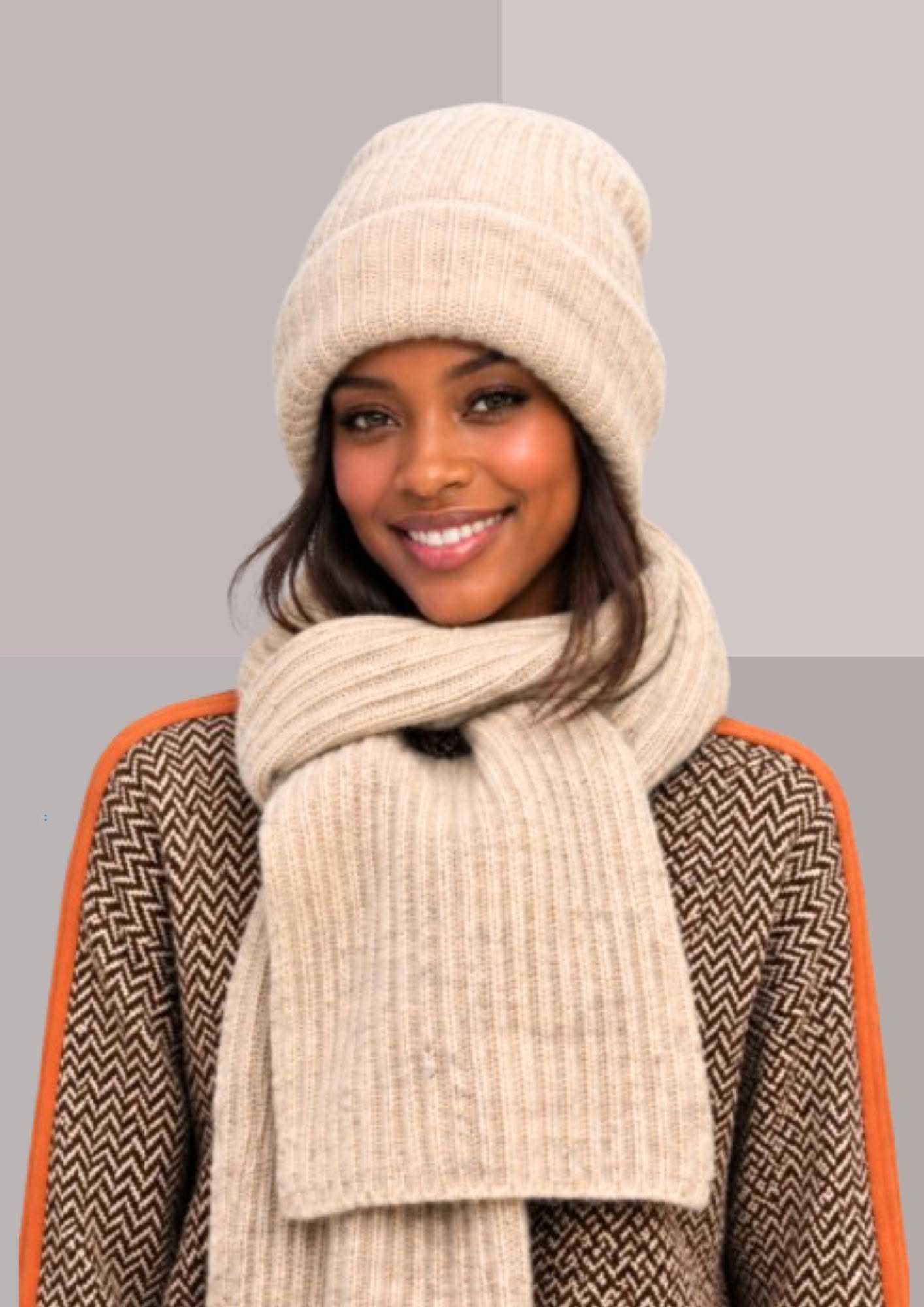 Écharpe et bonnet ivoire, portés de face, maille côtelée douce et enveloppante mettant joliment le visage en valeur | Cap-Chapeau