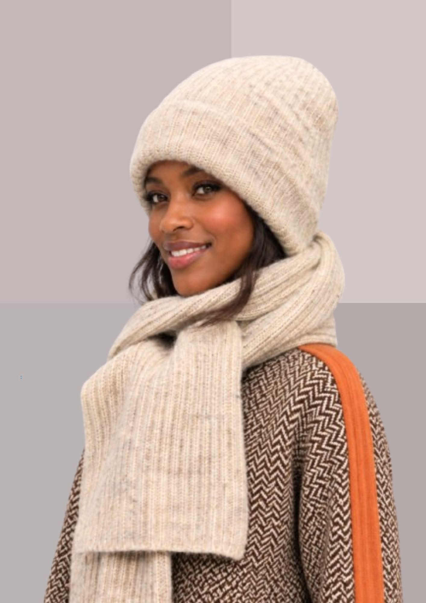 Écharpe et bonnet ivoire, vue de trois-quarts, ensemble en maille côtelée avec bonnet souple à large revers | Cap-Chapeau