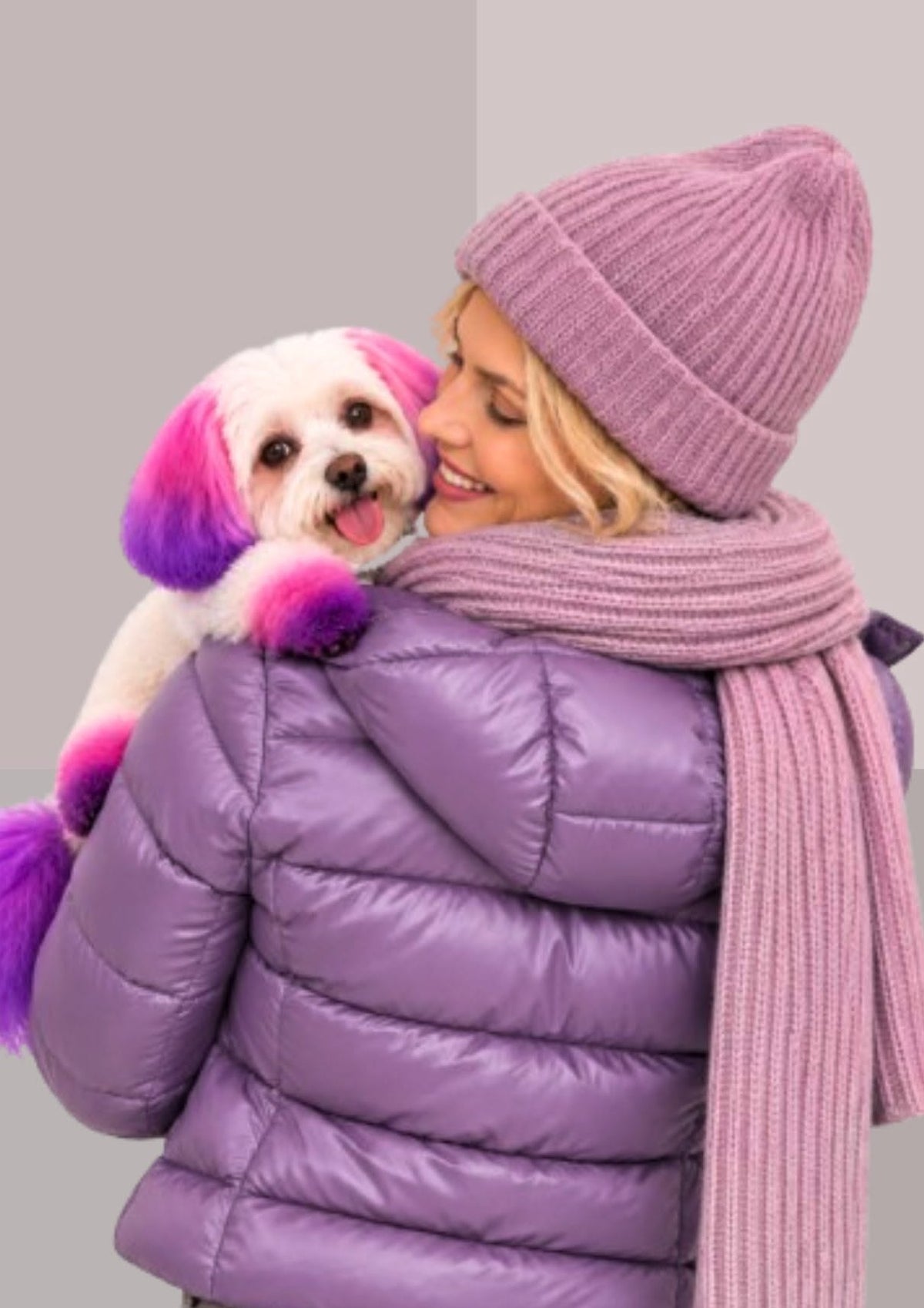Écharpe et bonnet mauve orchidée pâle, vus de dos, le petit chien blanc passant son museau par-dessus l’épaule | Cap-Chapeau
