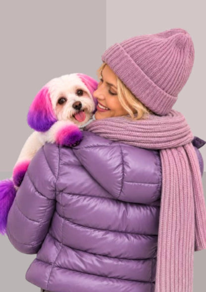 Écharpe et bonnet mauve orchidée pâle, vus de dos, le petit chien blanc passant son museau par-dessus l’épaule | Cap-Chapeau