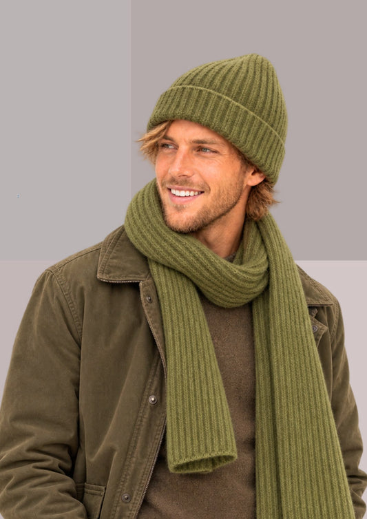 Bonnet et écharpe vert olive, ensemble homme coordonné en maille côtelée, porté dans une allure casual d’hiver | Cap-Chapeau